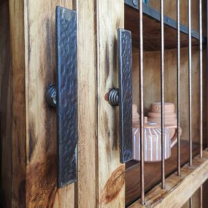 کتابخانه چوبی دستساز با در میله ای